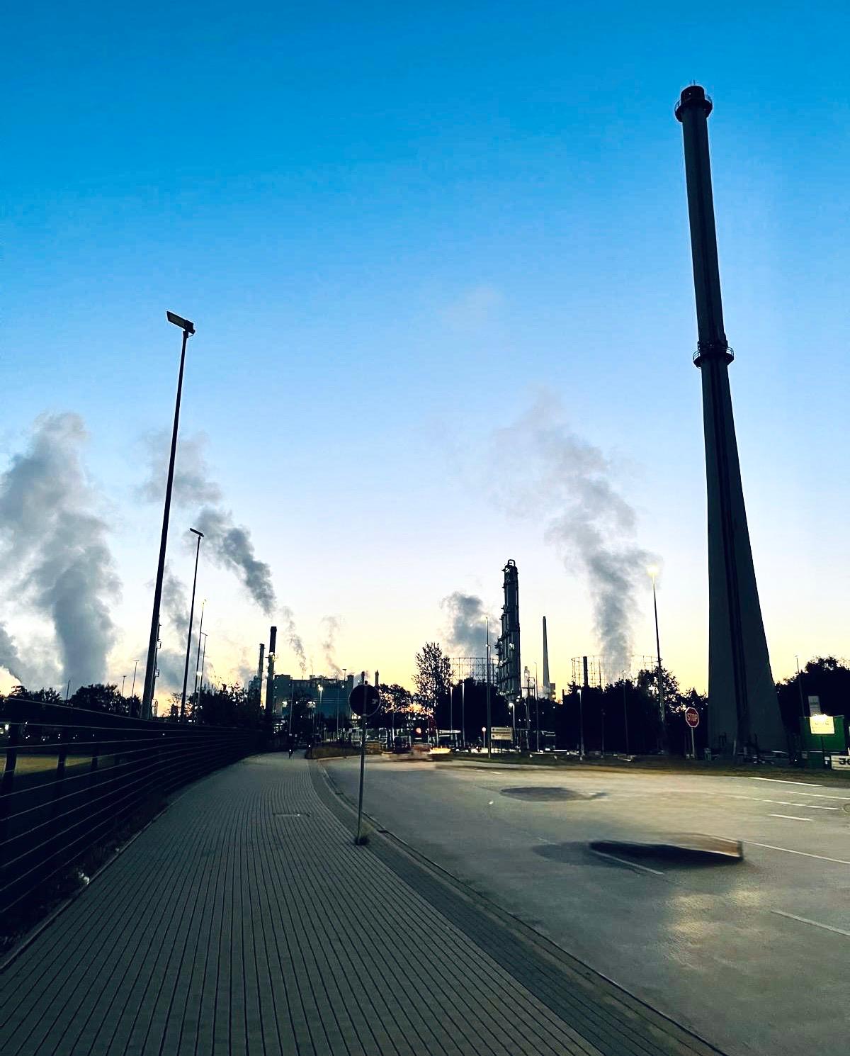 Industrieanlage mit Rauchschwaden