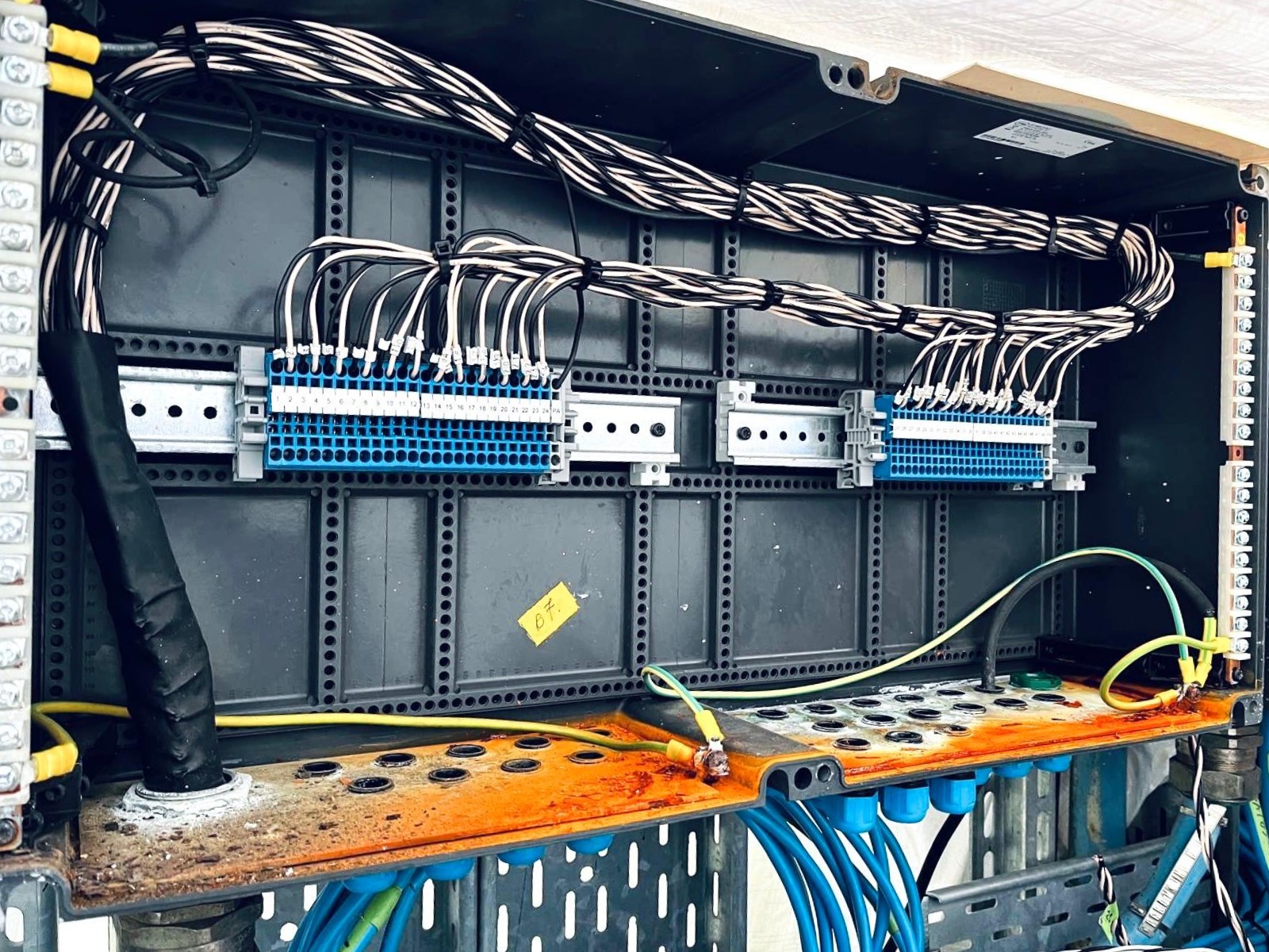 Kabelmanagement in elektrischer Box