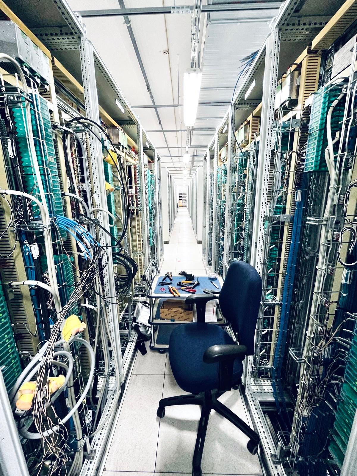 Serverraum mit Schaltschrank und Stuhl