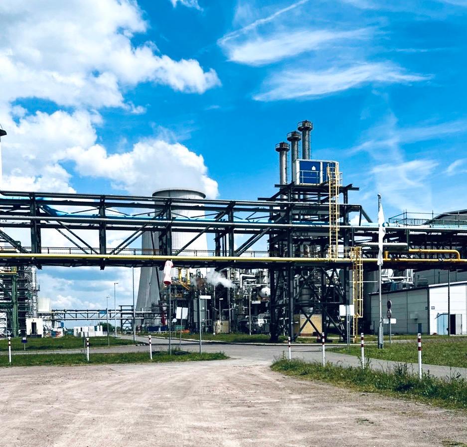 Industriegelände unter blauem Himmel