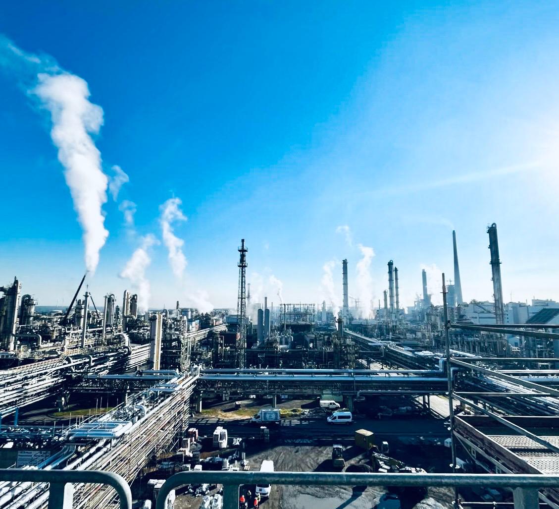 Industrieanlage mit Rauchschwaden