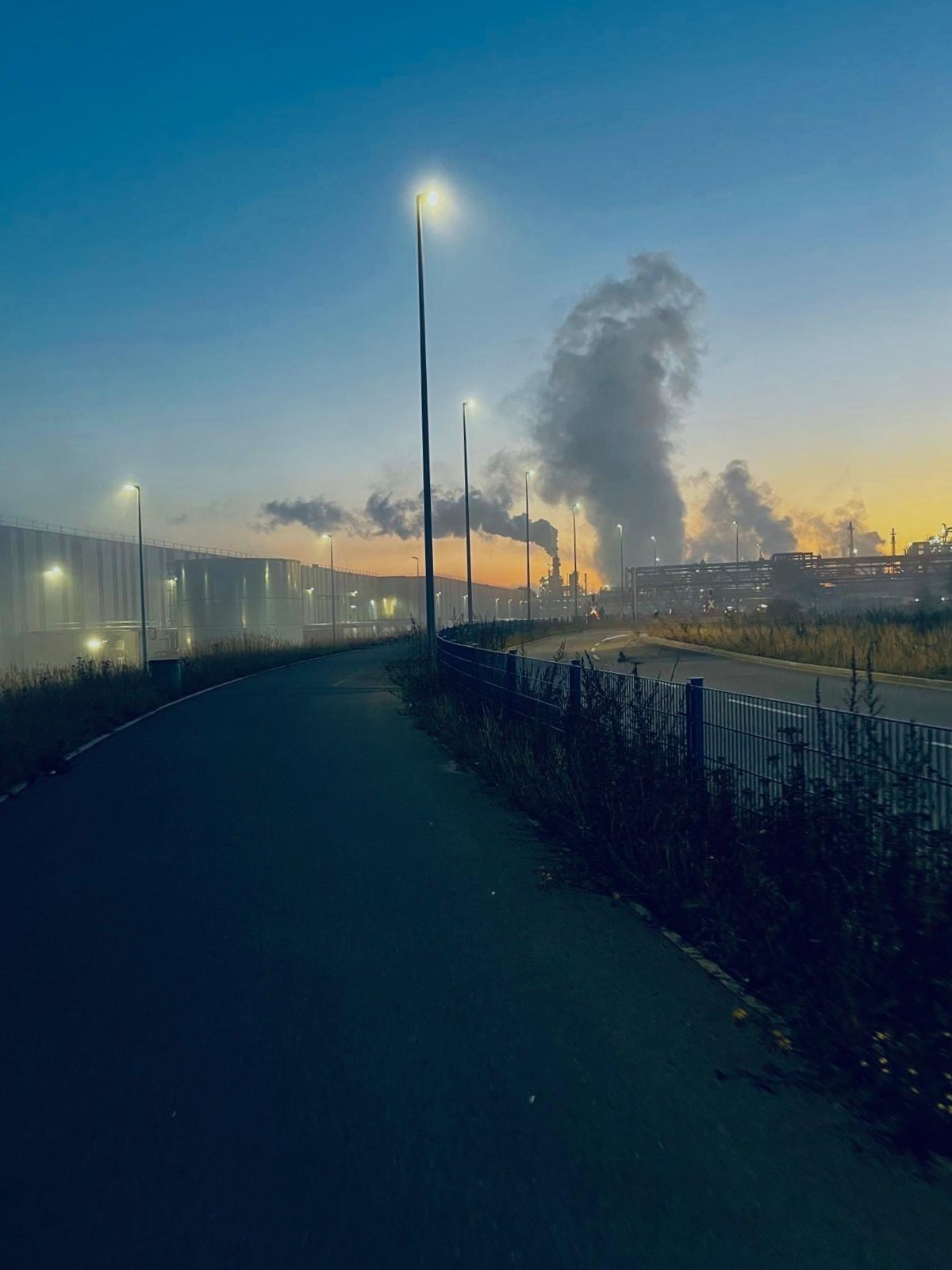 Industriegebiet bei Sonnenuntergang