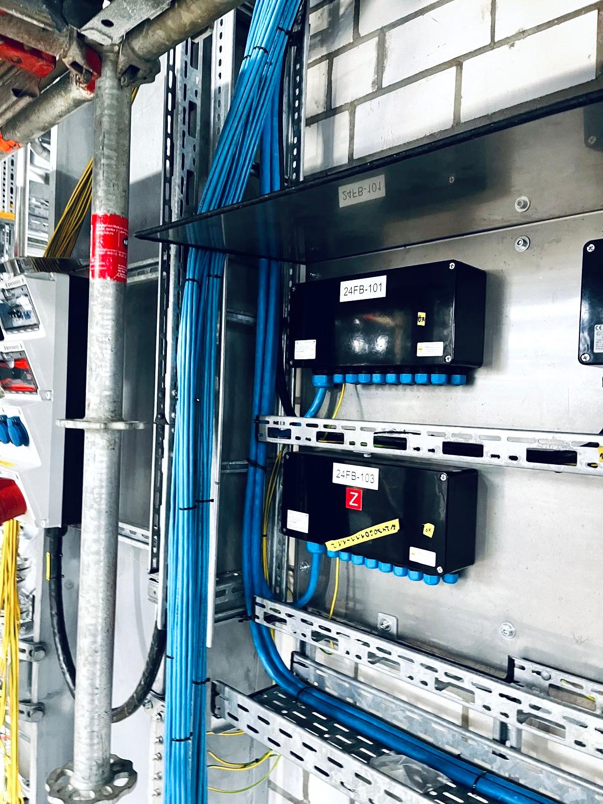 Elektrische Anschlüsse und Kabel